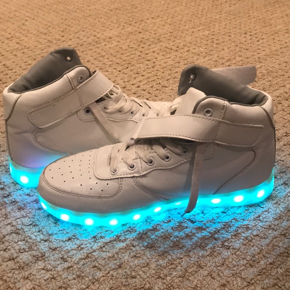 Light-up white sneakers size 9!! - Picture 2 of 3